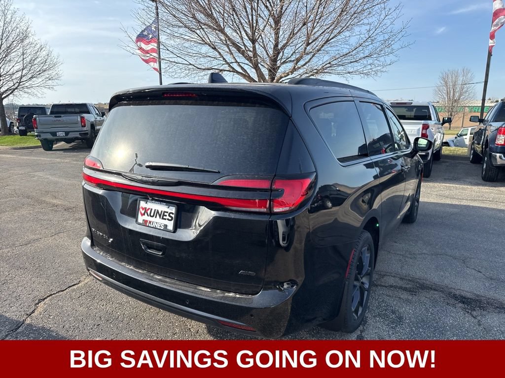 New 2026 Chrysler Pacifica Select w/ S Appearance Package AWD/4WD image 3