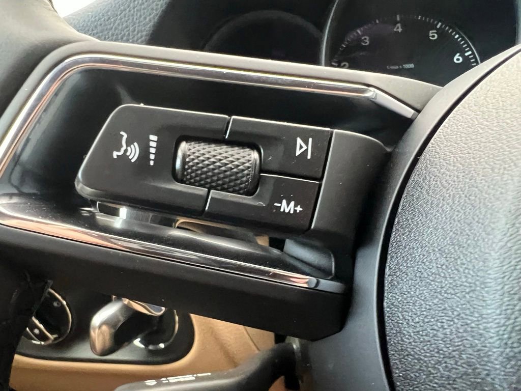 Certified 2025 Porsche Macan image 9