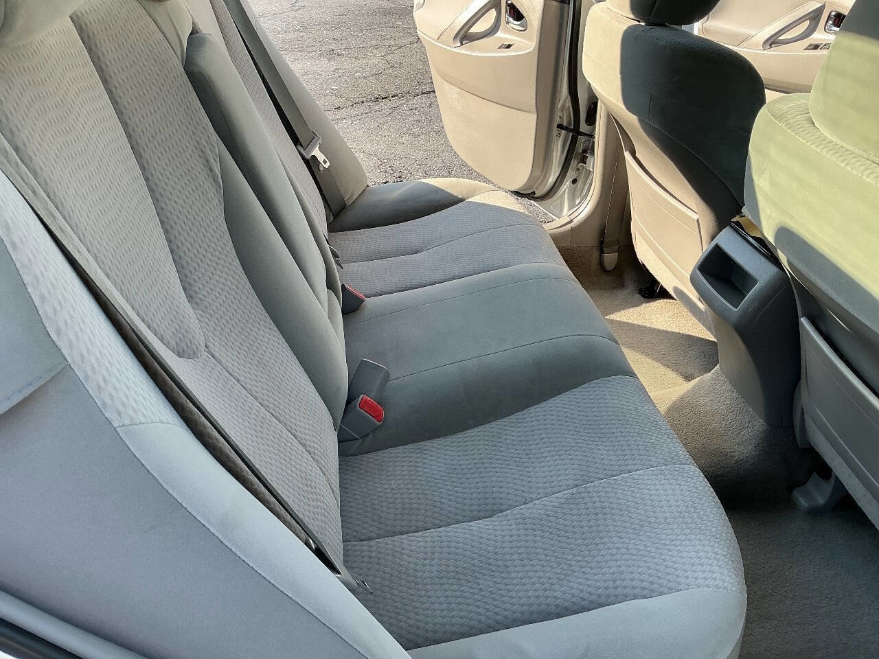 Used 2011 Toyota Camry LE FWD image 22