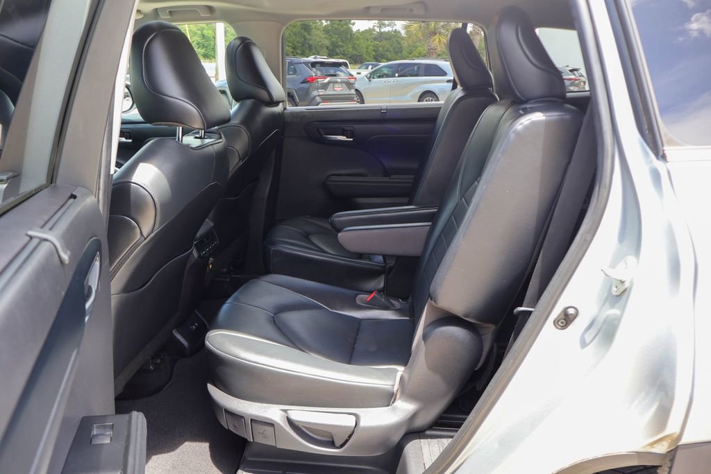 Used 2021 Toyota Highlander XLE FWD image 10