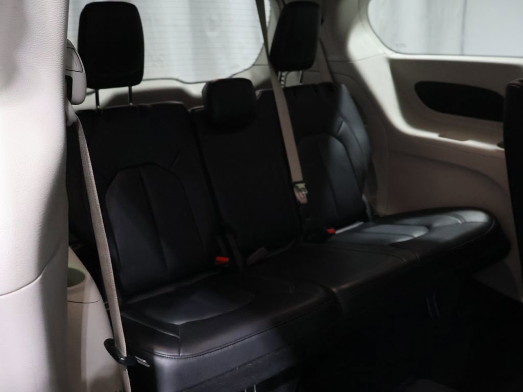 Used 2023 Chrysler Pacifica Touring-L image 19