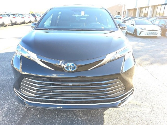 Used 2025 Toyota Sienna Platinum