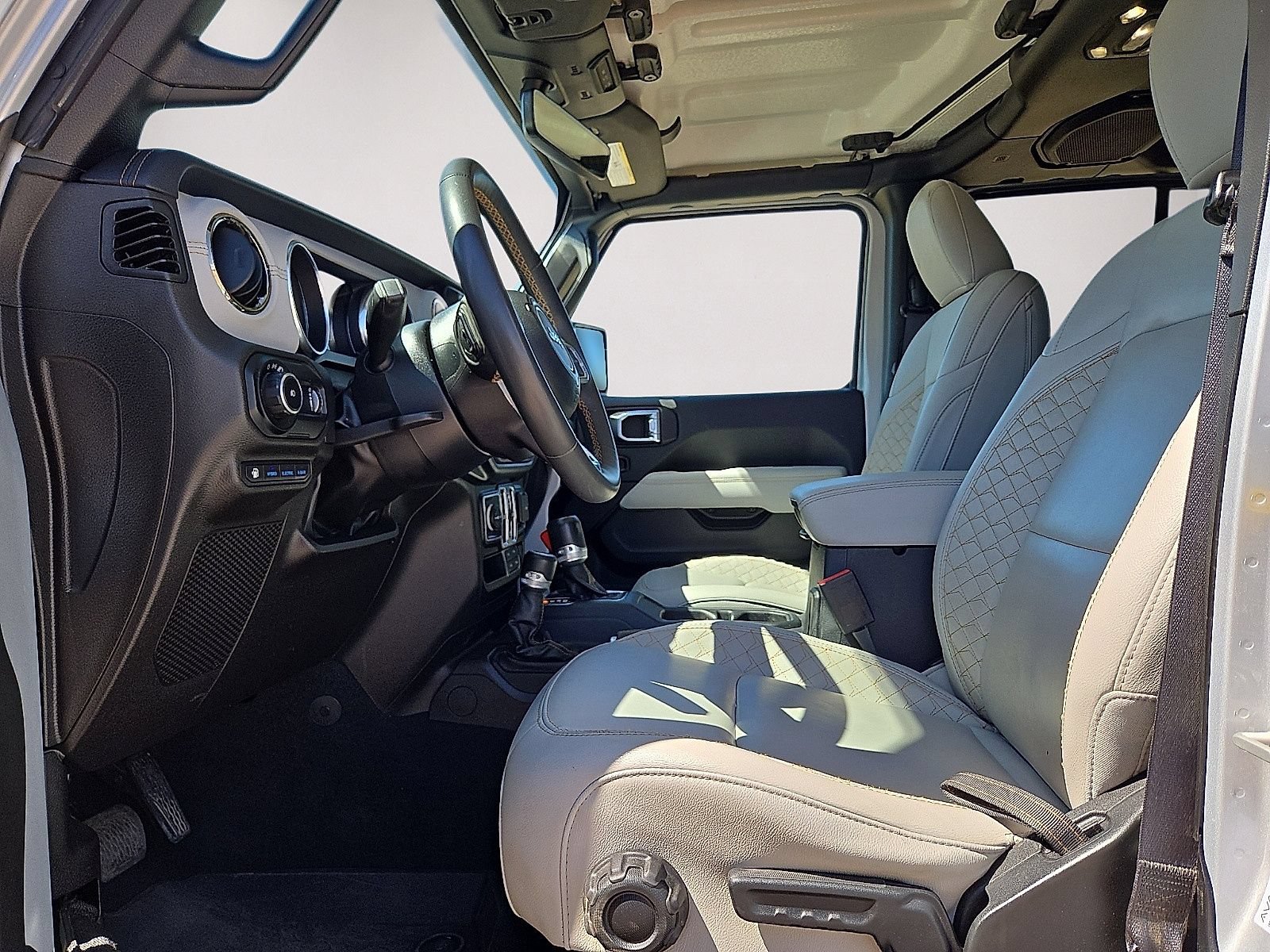 Used 2023 Jeep Wrangler Unlimited Sahara AWD/4WD image 21