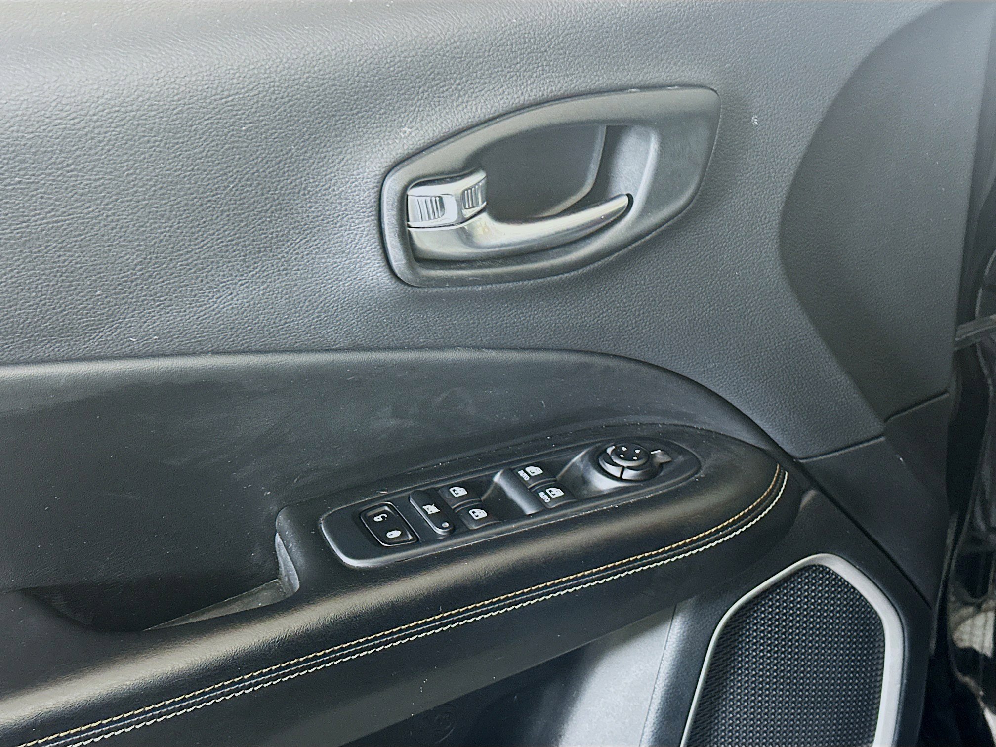 Used 2021 Jeep Compass Latitude FWD image 15