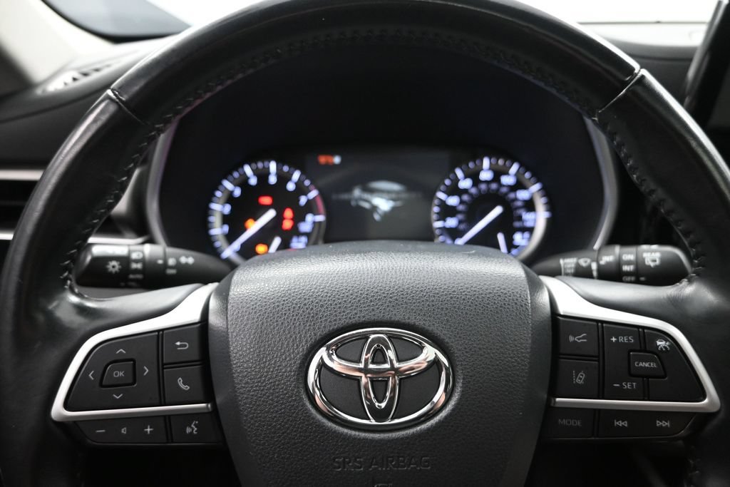 Used 2022 Toyota Highlander XLE AWD/4WD image 14