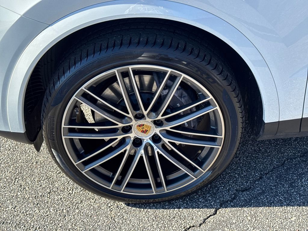 Used 2023 Porsche Cayenne Platinum Edition image 11