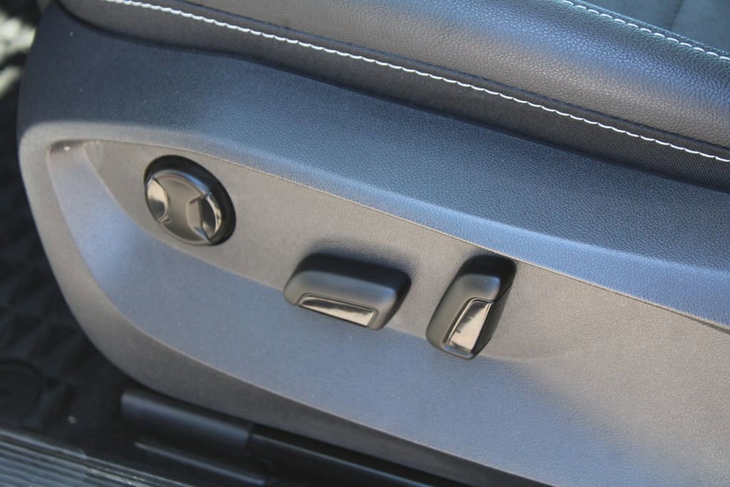 Used 2023 Volkswagen Taos SE w/ Panoramic Sunroof Package FWD image 24