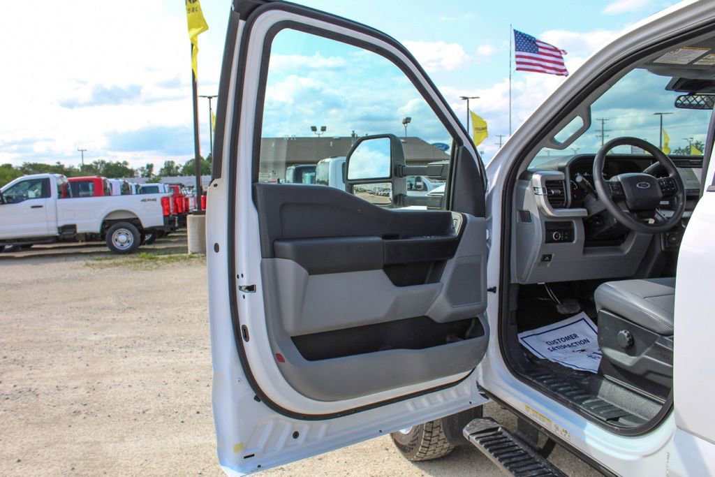 New 2025 Ford F550 4x4 Regular Cab Super Duty image 15
