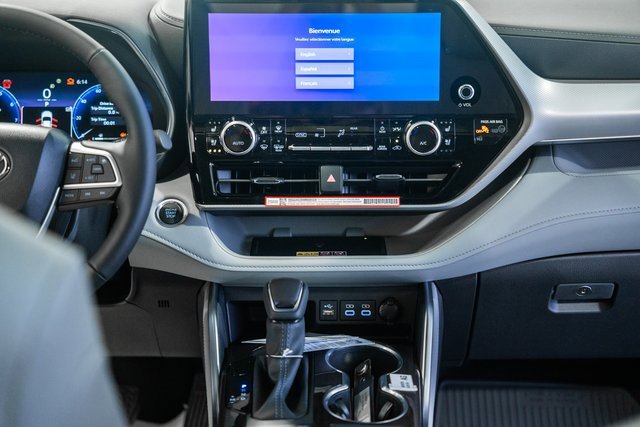 New 2025 Toyota Highlander Platinum image 21