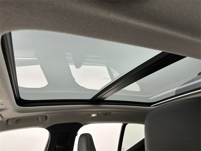 Certified 2025 Volvo XC40 B5 Core image 22