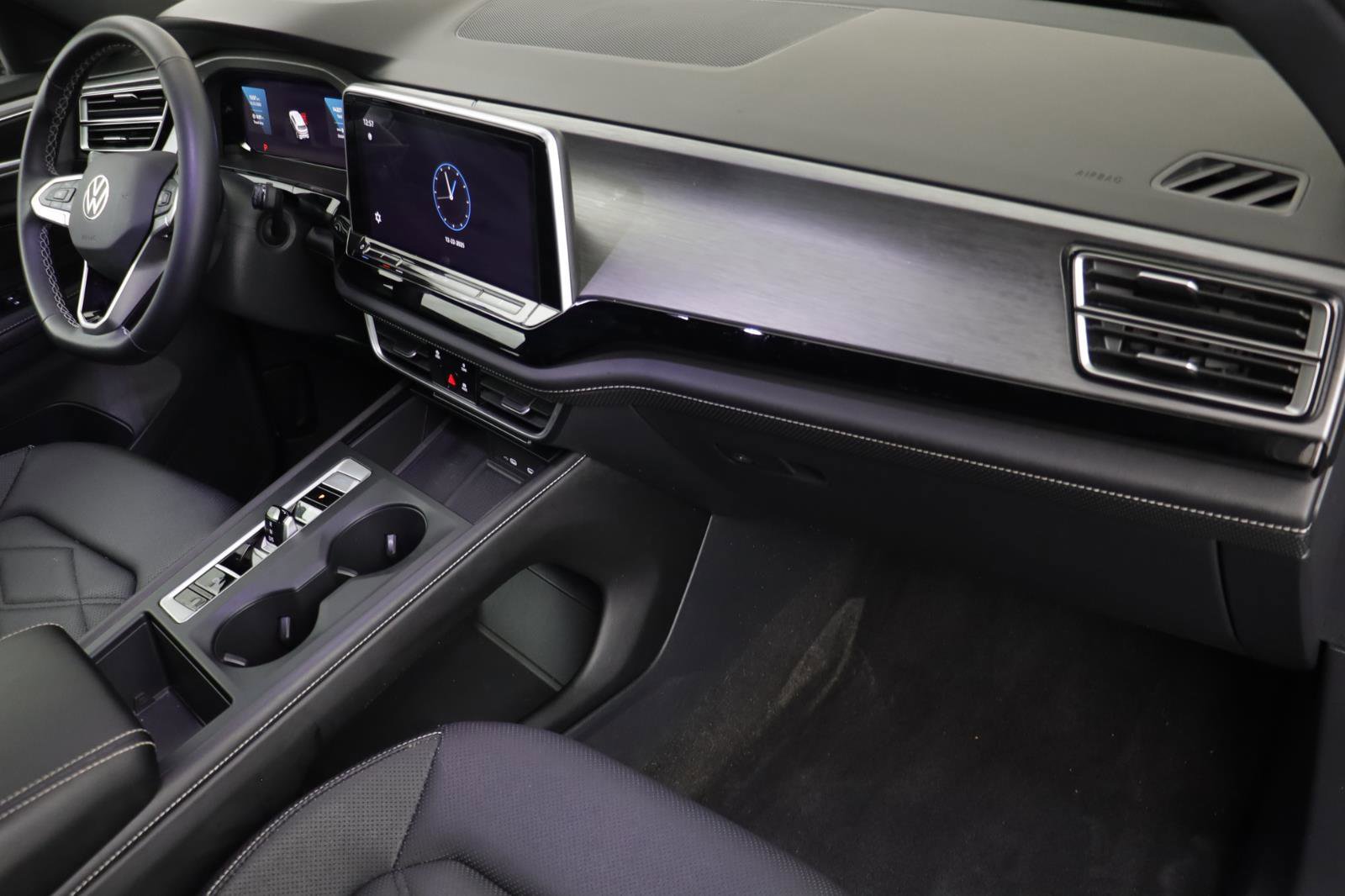 Used 2024 Volkswagen Atlas Cross Sport SE image 18