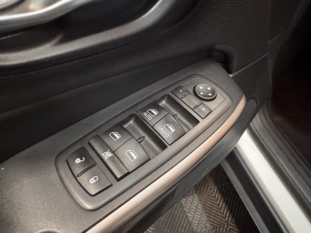 Used 2021 Jeep Cherokee Latitude Plus AWD/4WD image 26