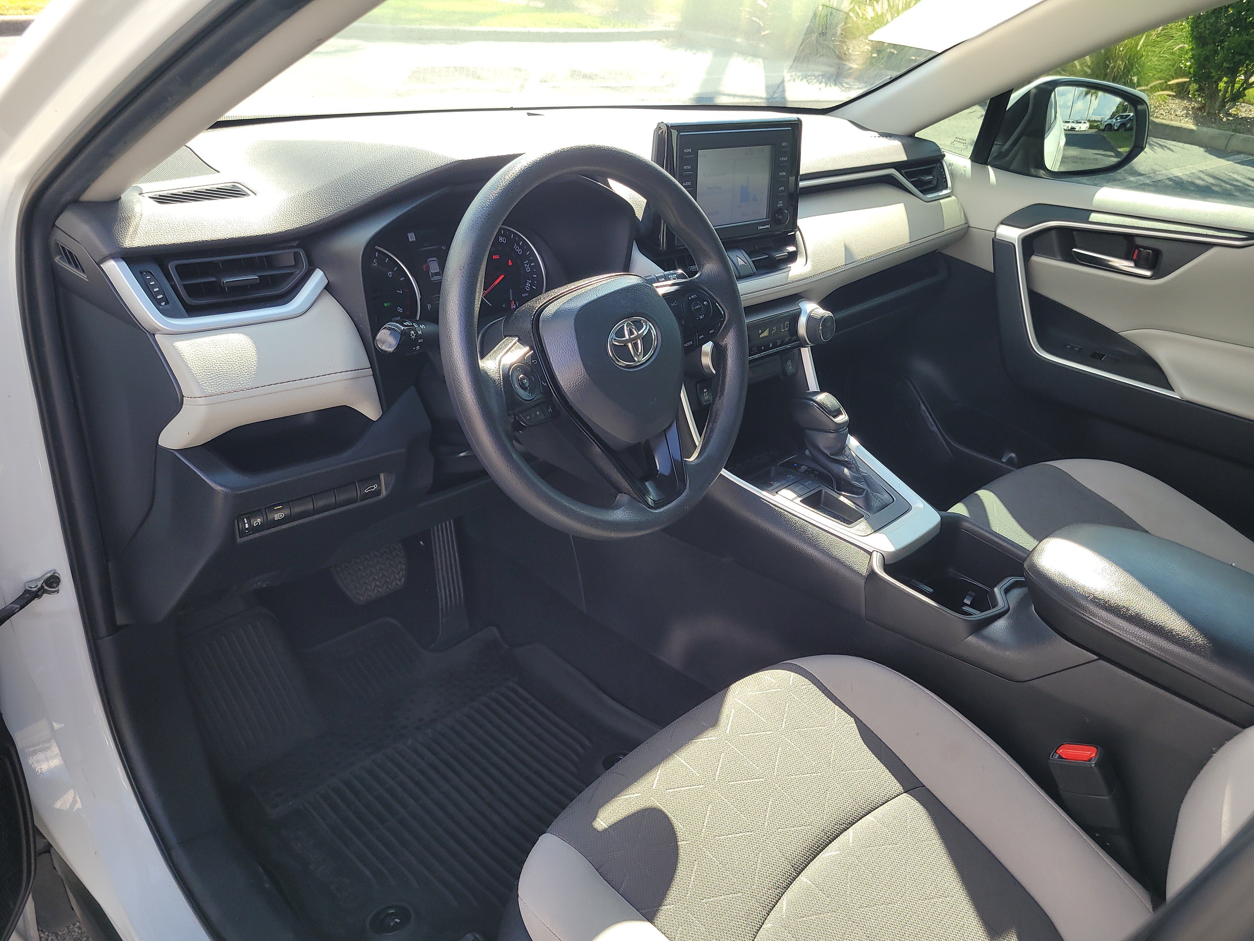 Used 2022 Toyota RAV4 XLE w/ Convenience Package FWD image 19