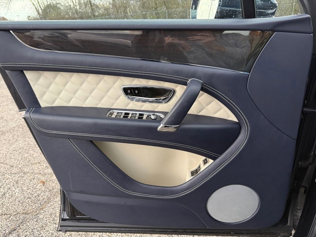 Used 2019 Bentley Bentayga AWD/4WD image 13