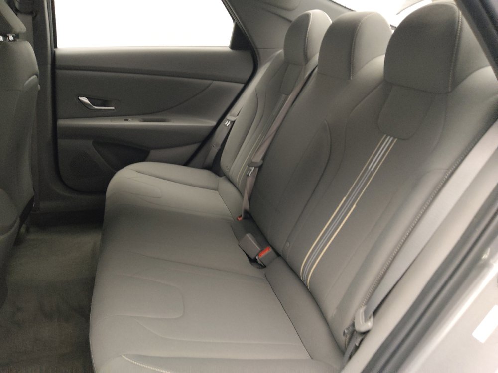 Used 2022 Hyundai Elantra SEL w/ Convenience Package FWD image 18