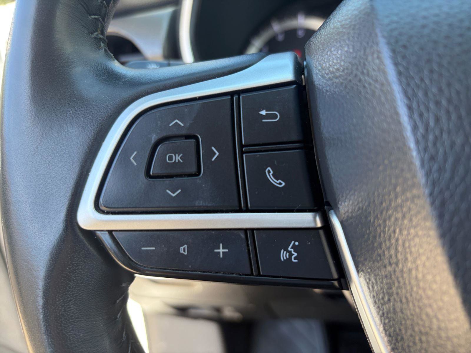 Used 2023 Toyota Highlander XLE image 9