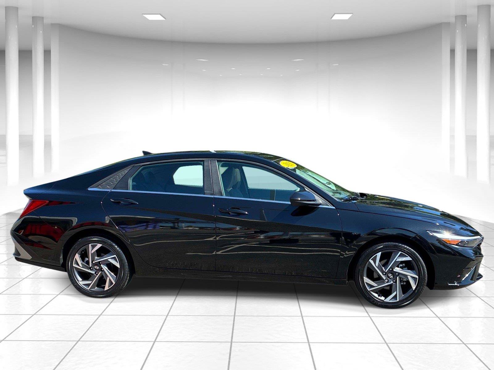 Used 2025 Hyundai Elantra SEL FWD image 9