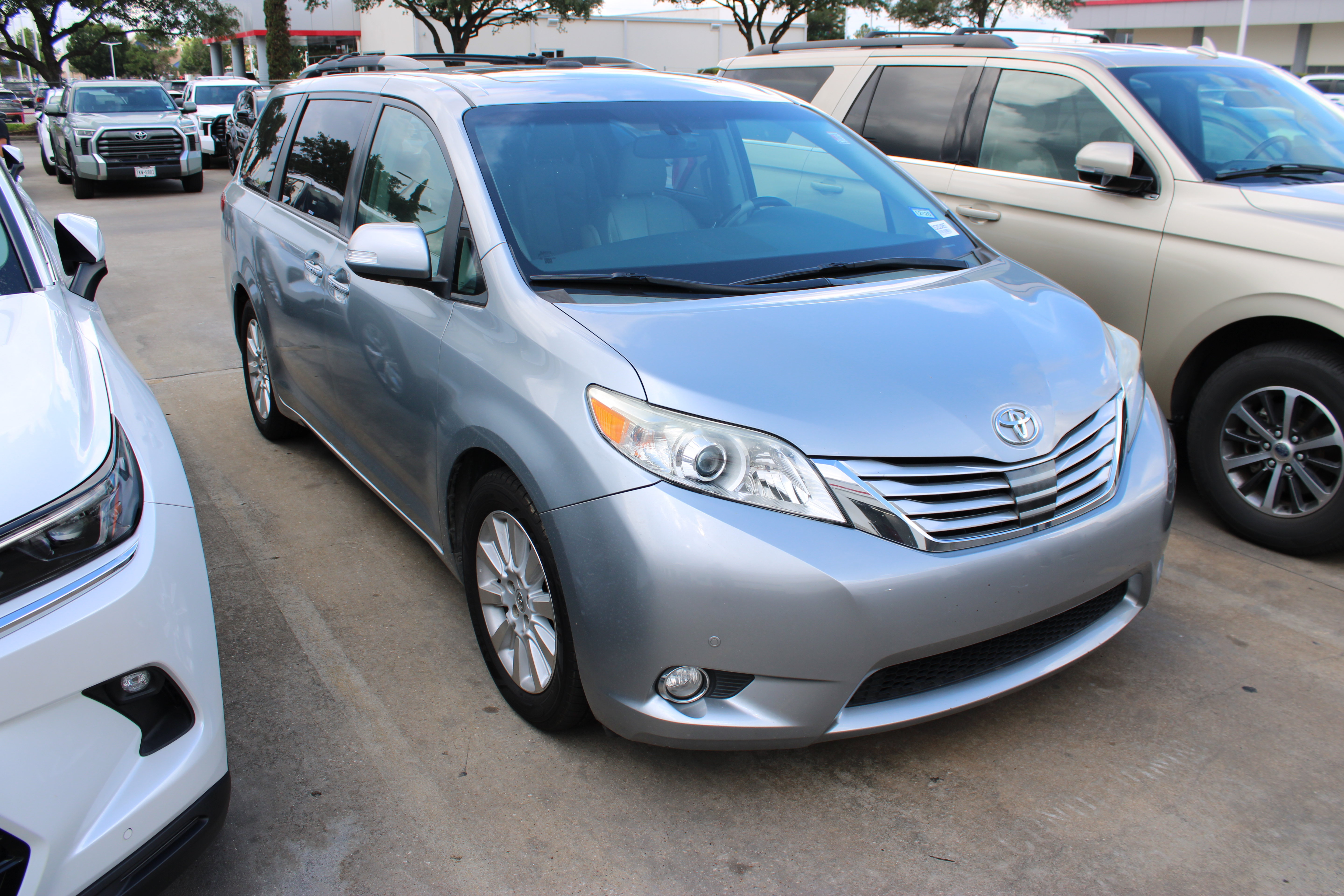 Used 2013 Toyota Sienna Limited w/ Advanced Technology Pkg FWD image 2