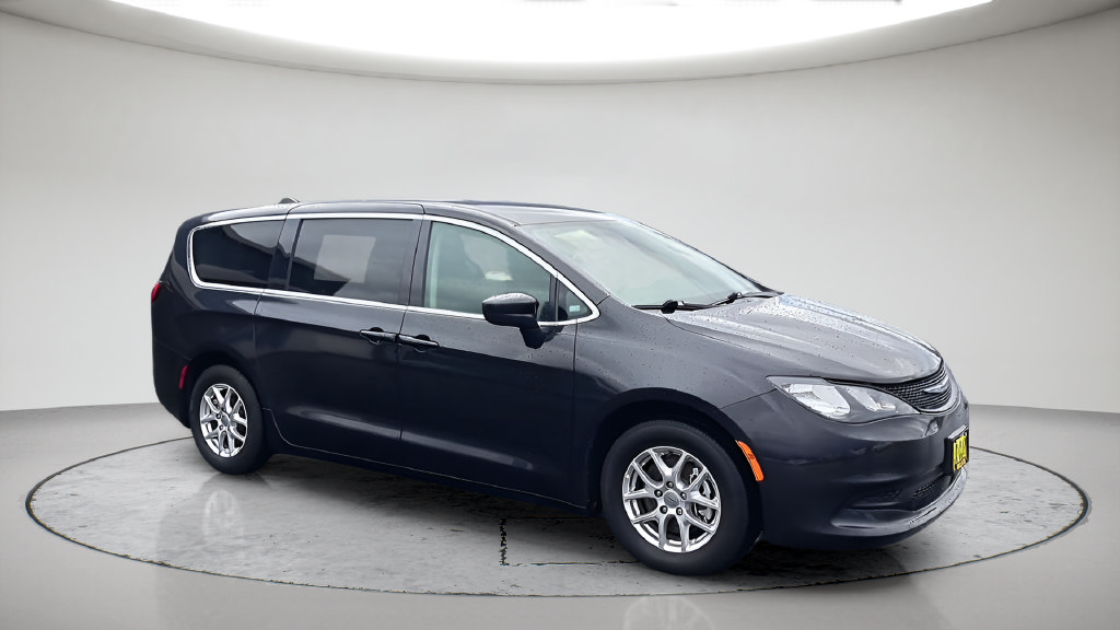 Used 2023 Chrysler Voyager LX FWD image 4