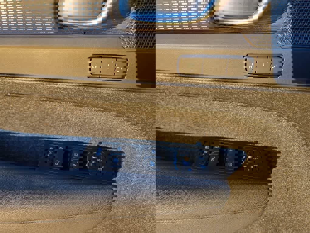 Used 2022 Volvo XC40 P8 Recharge Plus image 22