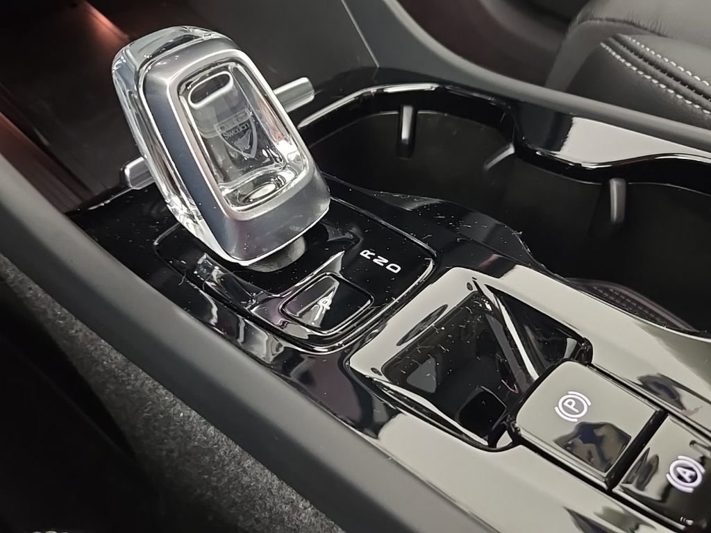 Certified 2024 Volvo XC40 B5 Ultimate w/ Climate Package image 22