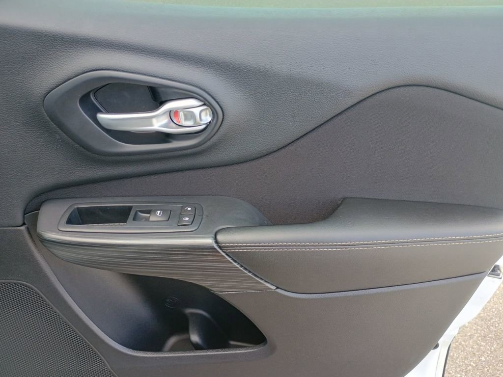 Used 2016 Jeep Cherokee Sport image 21