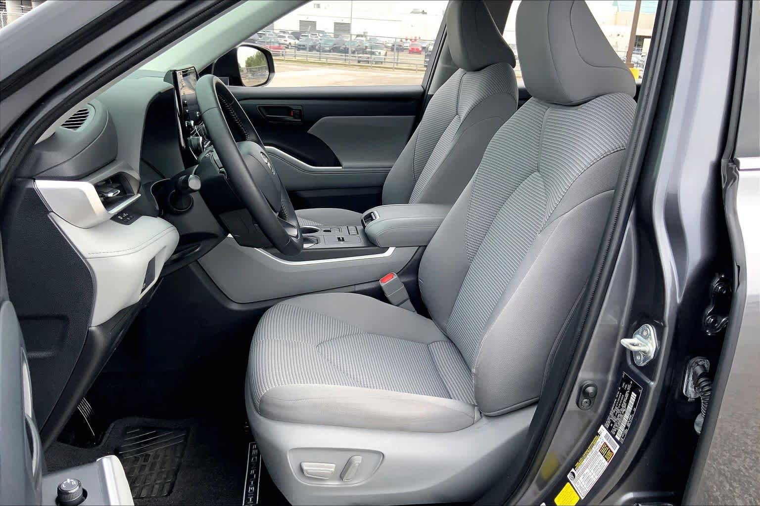 Used 2022 Toyota Highlander LE FWD image 8