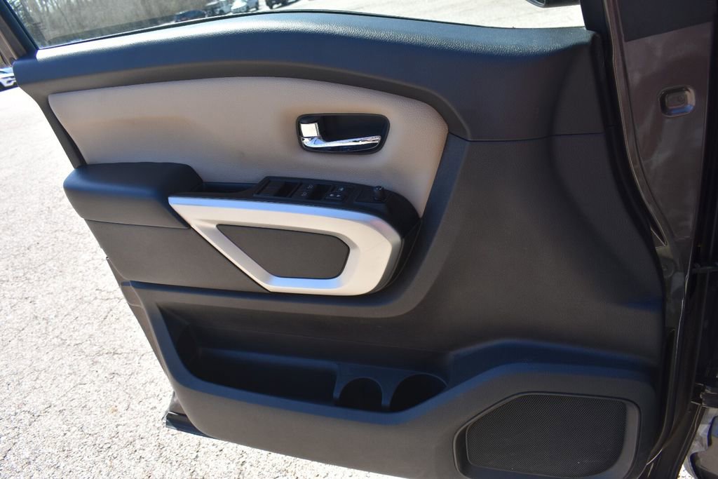 Used 2018 Nissan Titan SV w/ SV Convenience Package image 38