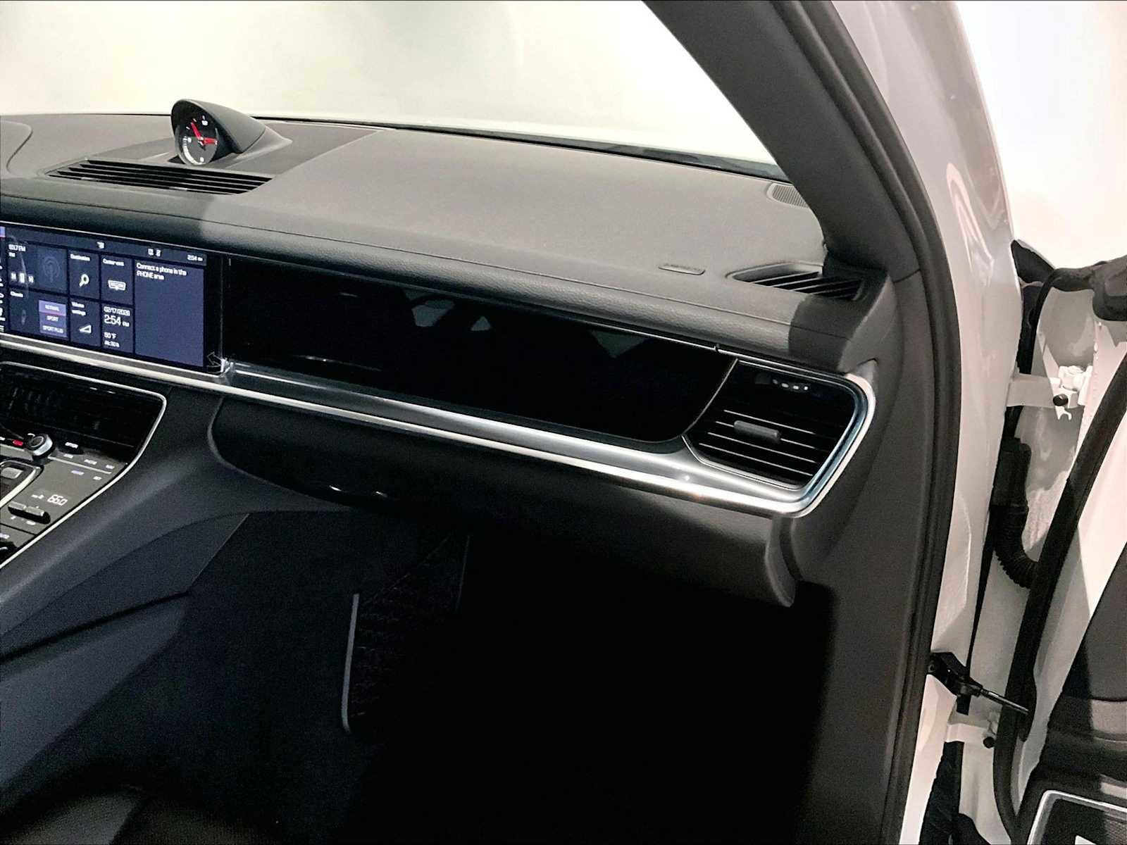 Used 2020 Porsche Panamera image 23