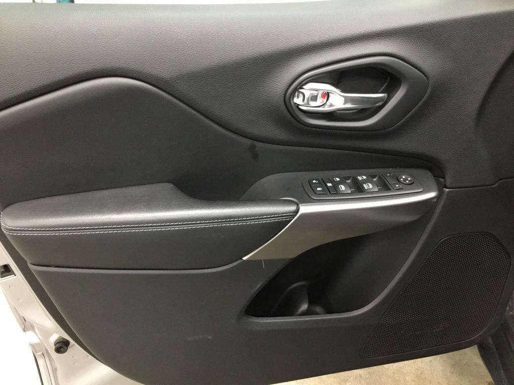Used 2019 Jeep Cherokee Latitude Plus w/ Cold Weather Group AWD/4WD image 8