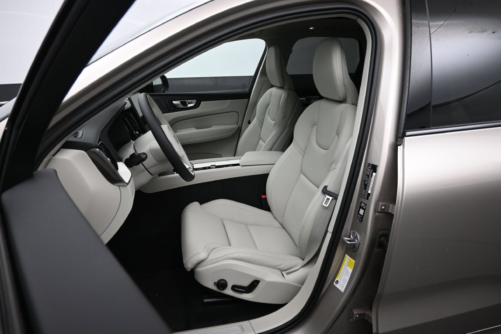 New 2027 Volvo XC60 B5 Ultra AWD/4WD image 18