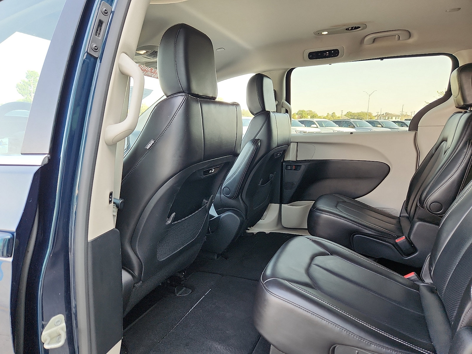 Used 2023 Chrysler Pacifica Touring-L FWD image 11