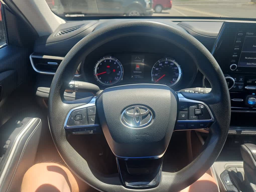 Used 2021 Toyota Highlander L FWD image 16