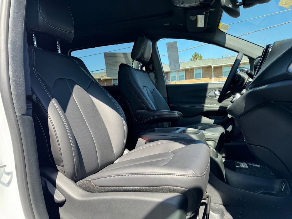 New 2026 Chrysler Pacifica Select FWD image 10