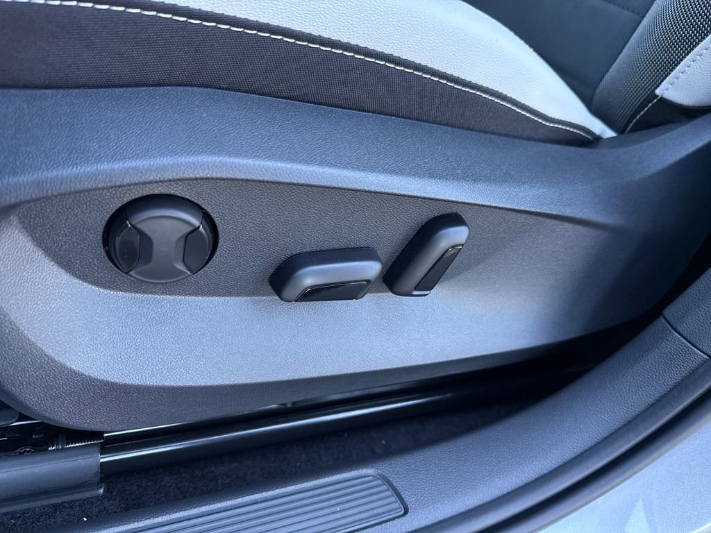 New 2025 Volkswagen Taos SE image 4