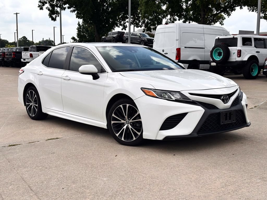 Used 2020 Toyota Camry SE FWD image 1