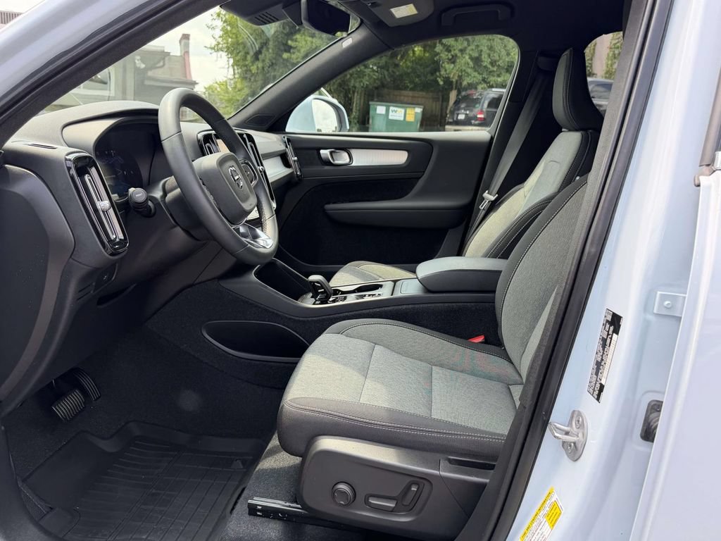 Used 2024 Volvo XC40 B5 Core AWD/4WD image 16