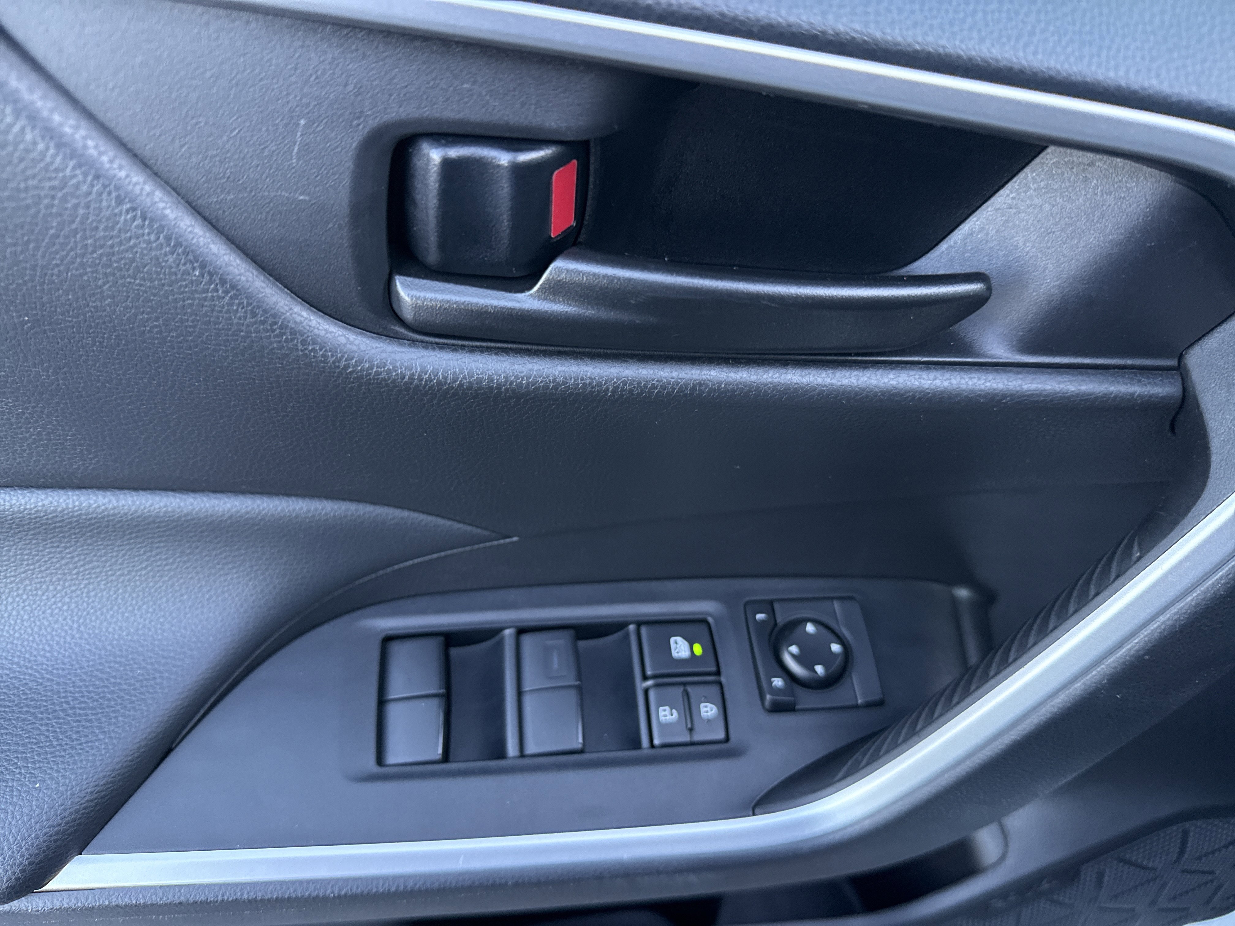 Used 2023 Toyota RAV4 LE image 11