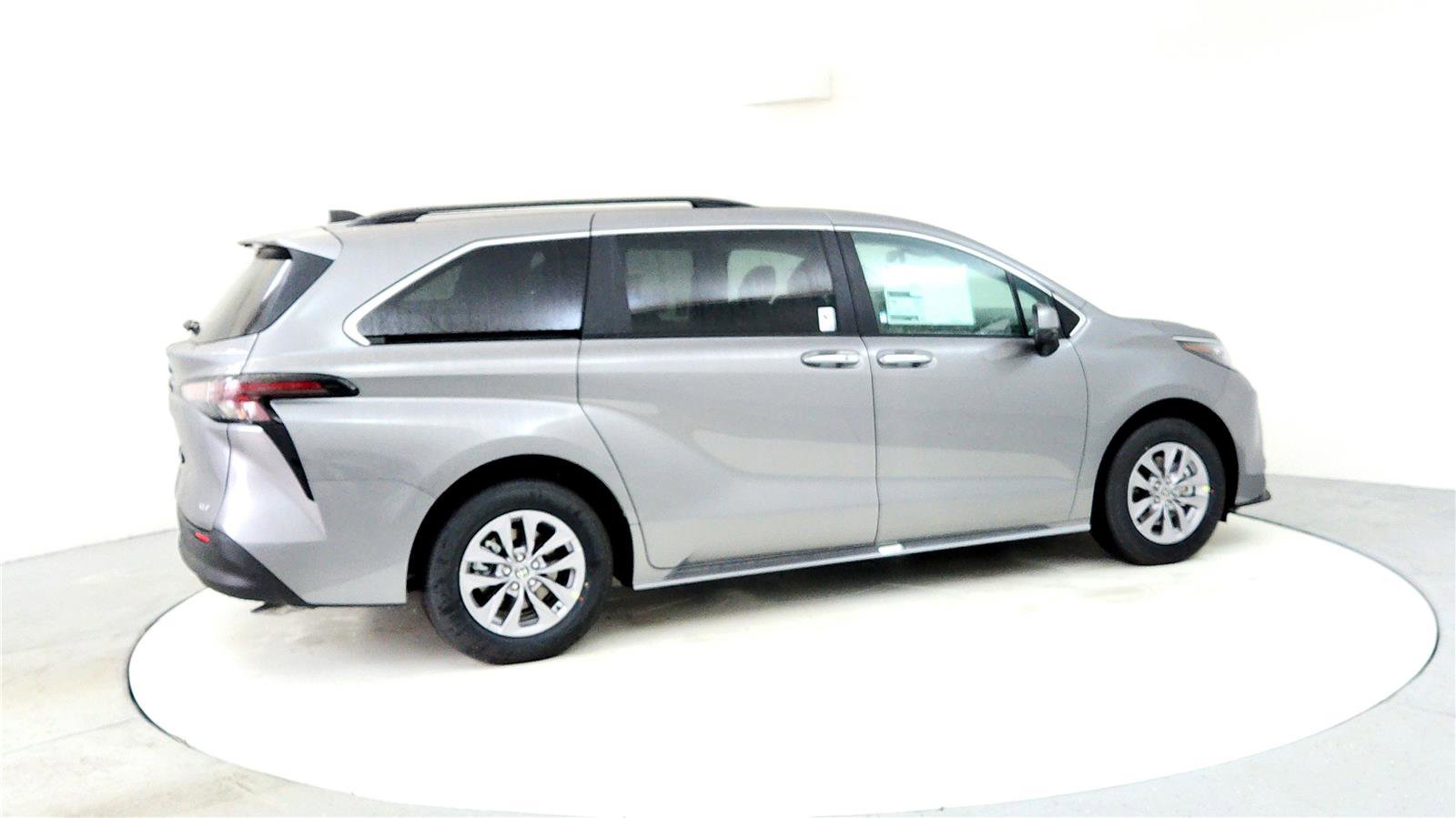 New 2026 Toyota Sienna XLE image 6