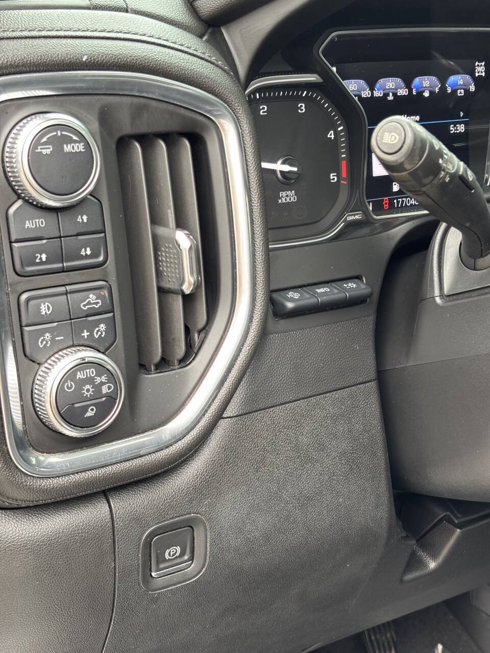 Used 2020 GMC Sierra 2500 Denali w/ Denali Ultimate Package AWD/4WD image 27