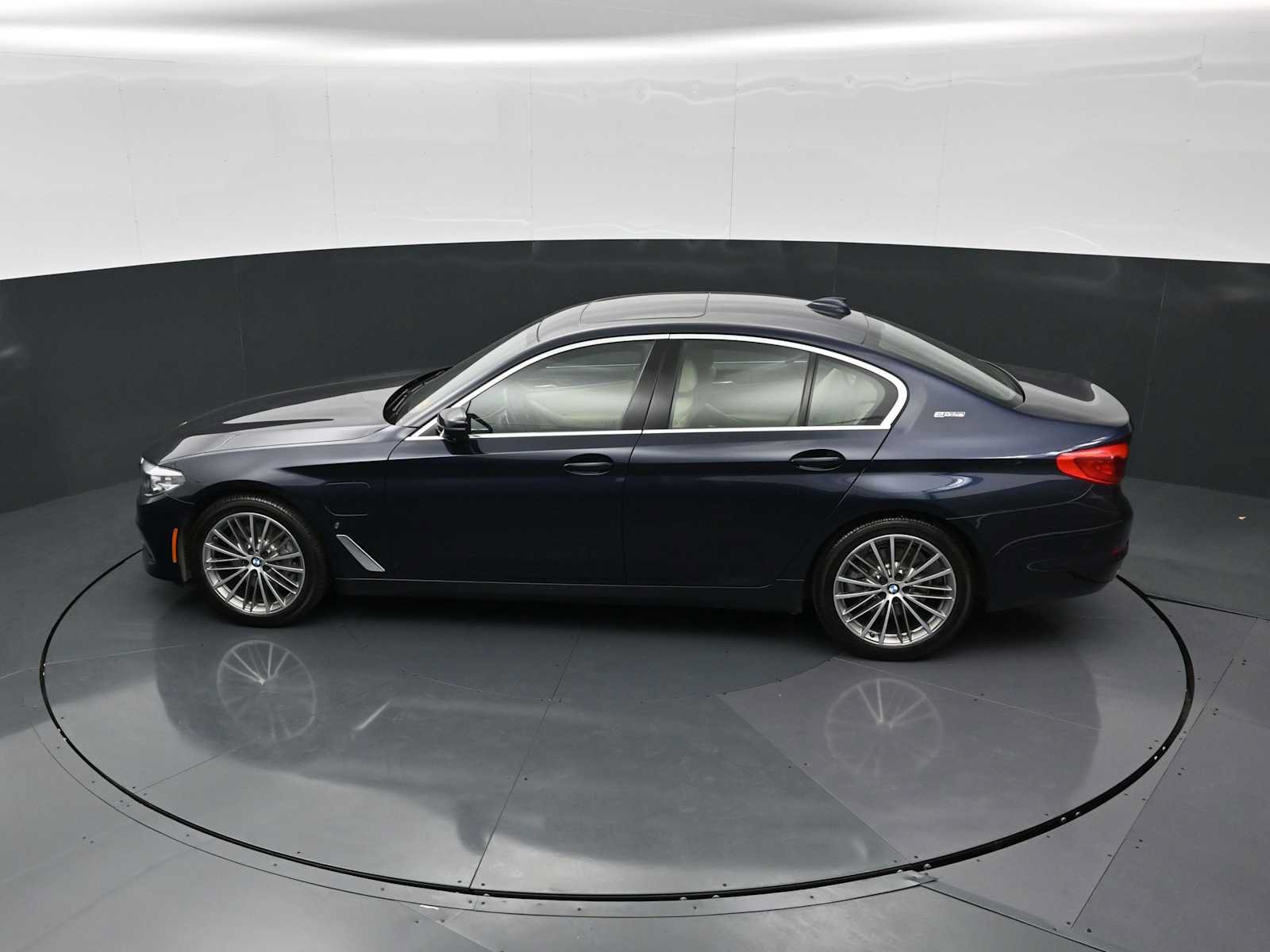 Used 2019 BMW 530e w/ Luxury Package RWD image 24