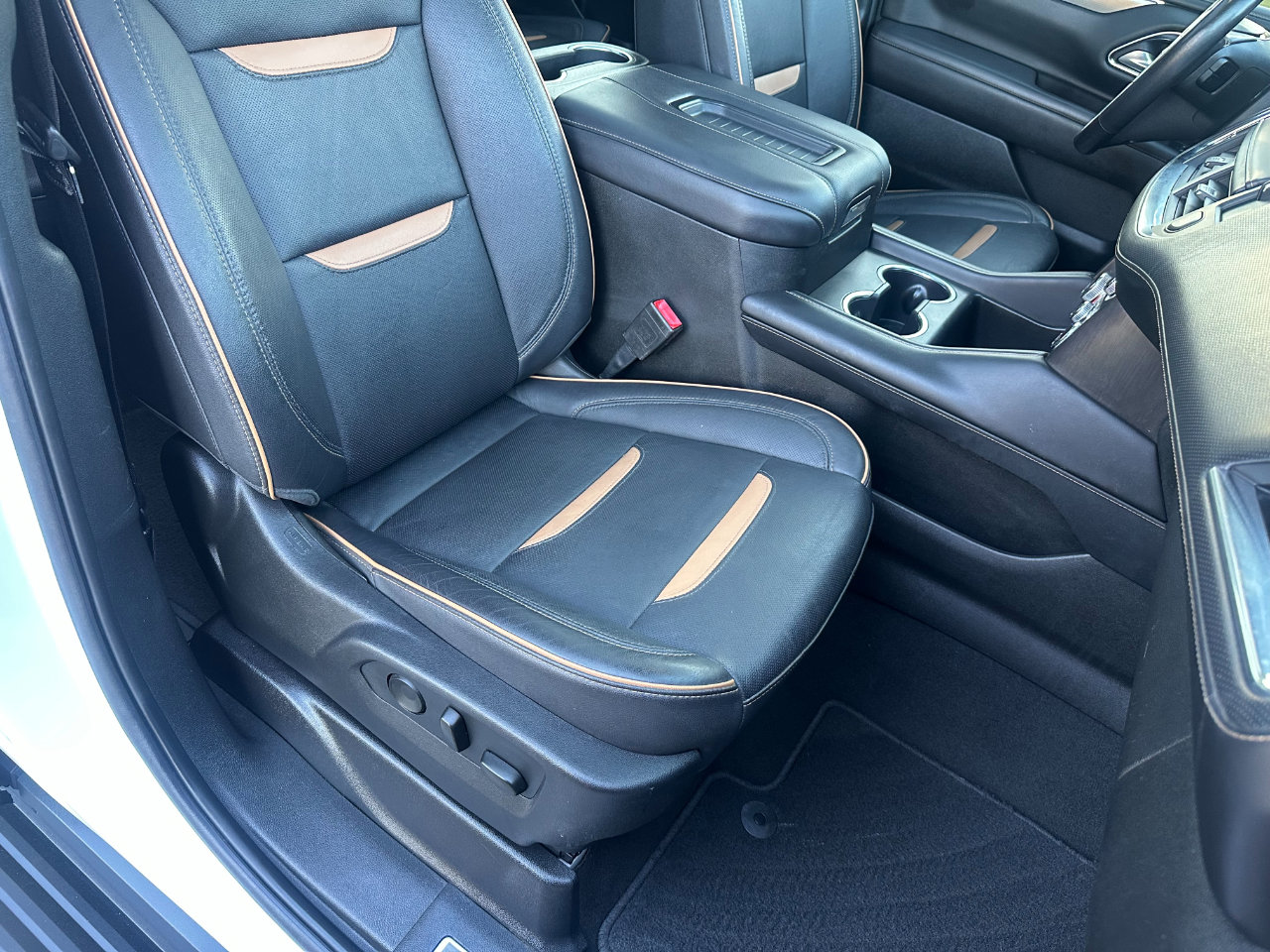 Used 2022 GMC Yukon XL AT4 image 36