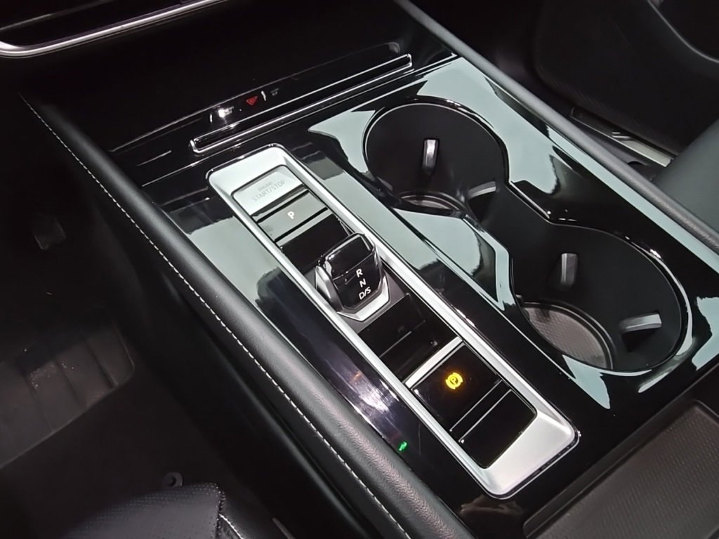 Used 2024 Volkswagen Atlas SE image 17