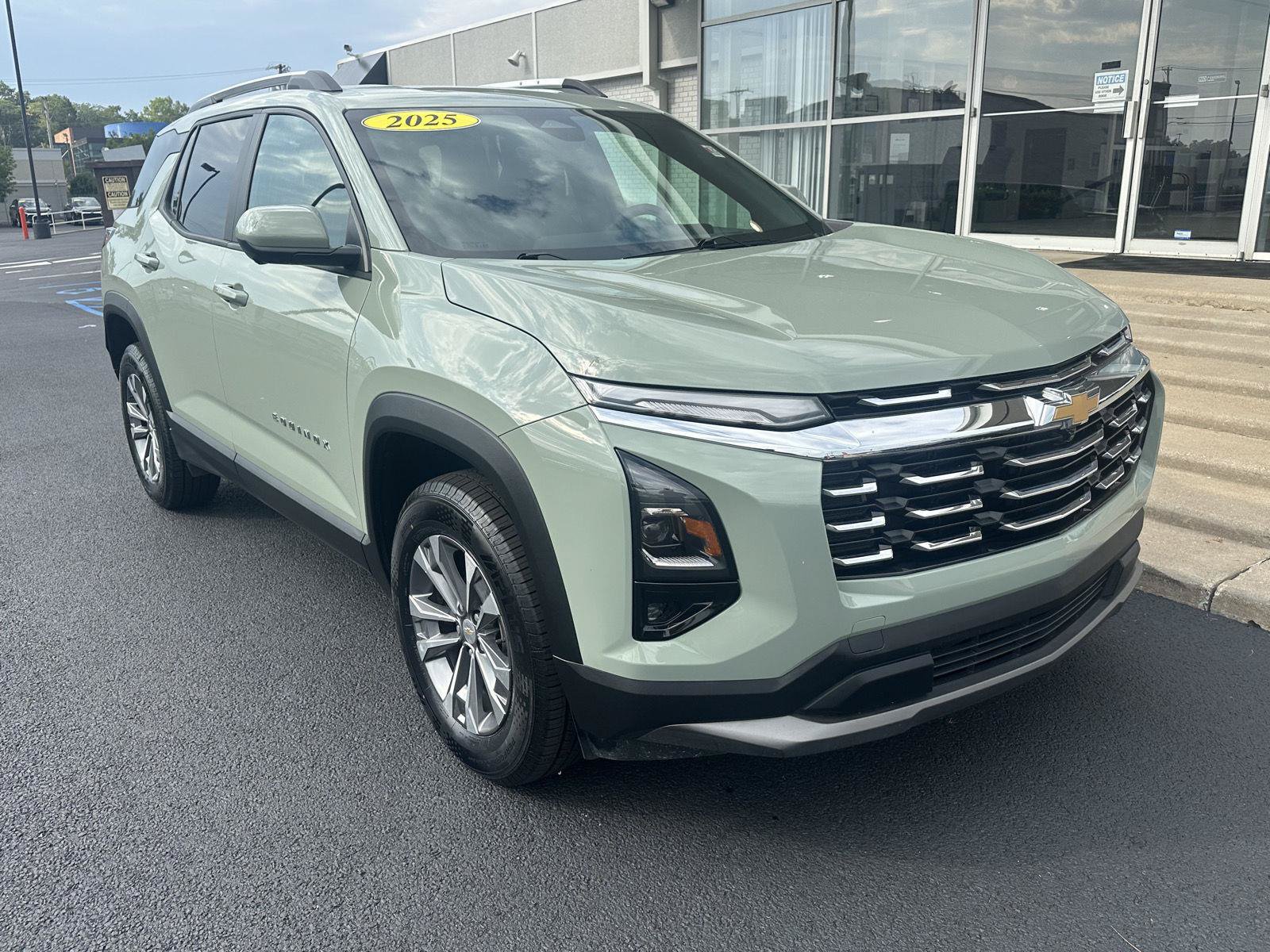 Used 2025 Chevrolet Equinox LT w/ Convenience Package II AWD/4WD image 3