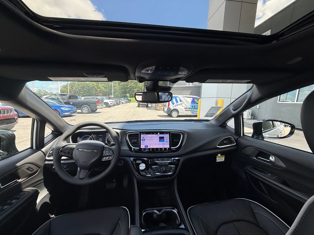 New 2027 Chrysler Pacifica Limited FWD image 7