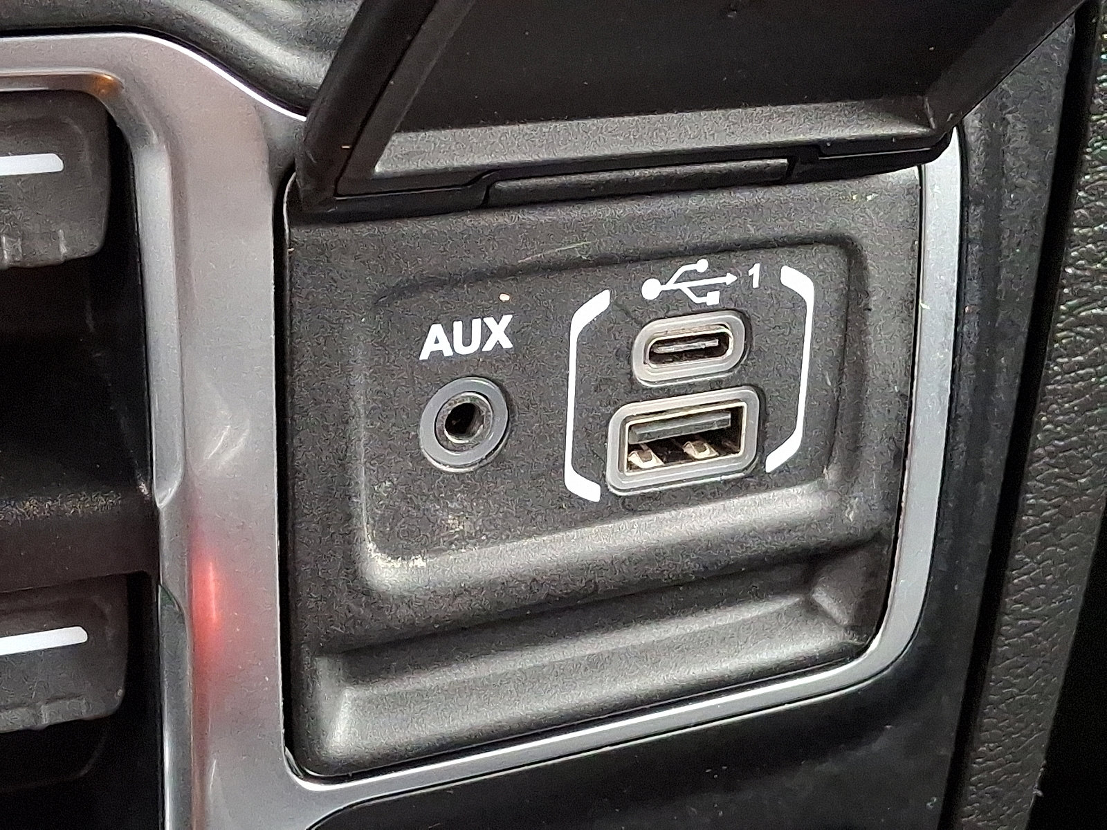 Certified 2022 Jeep Gladiator Overland w/ LED Lighting Group AWD/4WD image 27