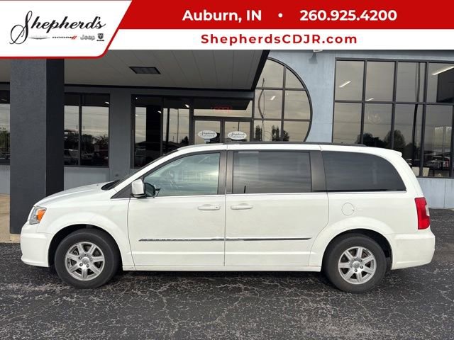 Used 2013 Chrysler Town & Country Touring FWD image 1