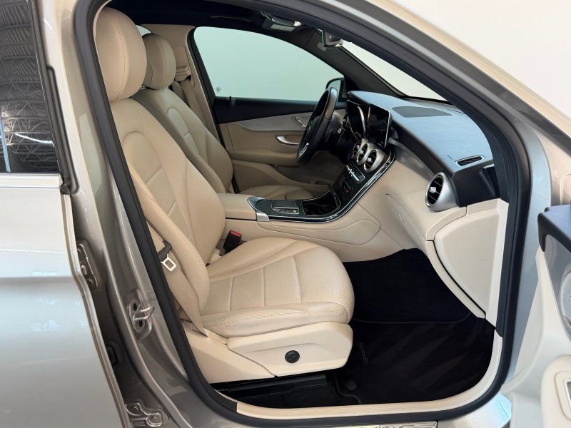 Used 2021 Mercedes-Benz GLC 300 w/ Premium Package image 18