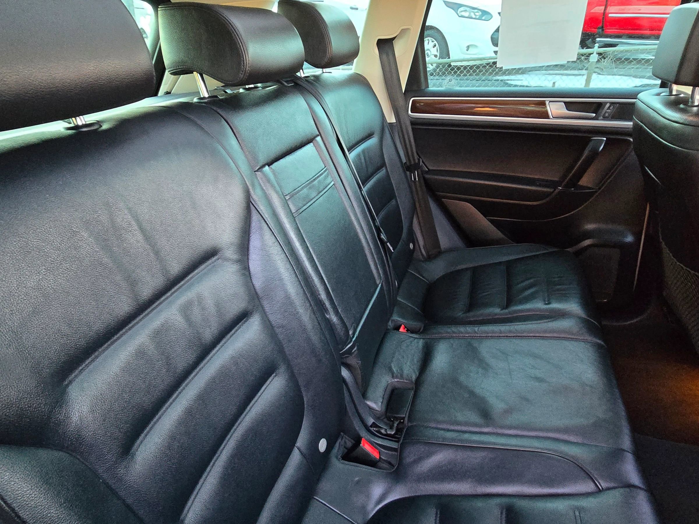 Used 2016 Volkswagen Touareg VR6 image 61