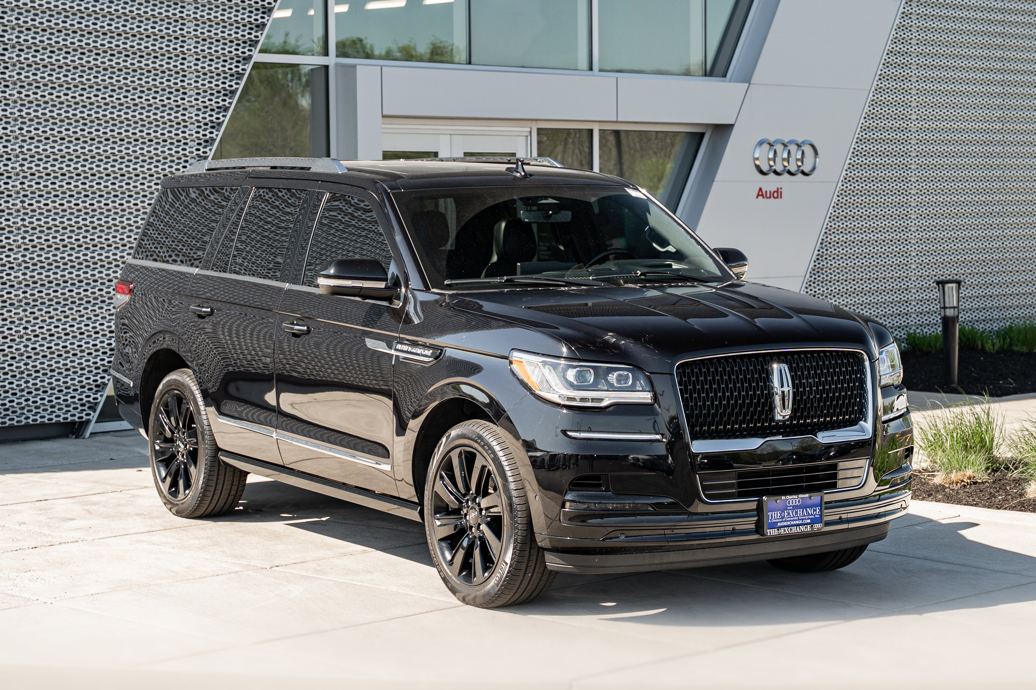 Used 2024 Lincoln Navigator Reserve w/ Monochromatic Package AWD/4WD image 2